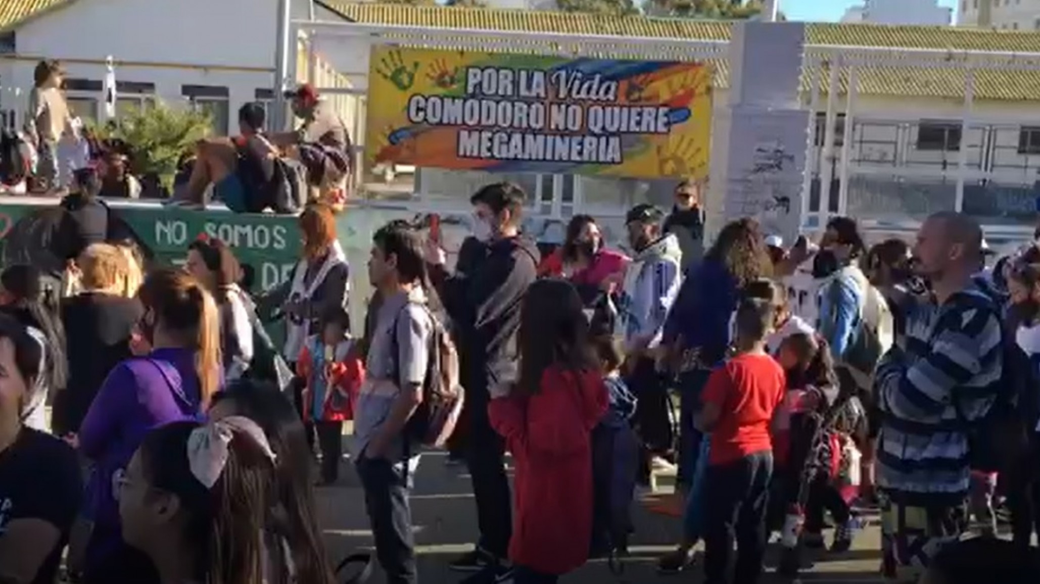 Comienza la movilización hacia el centro de Comodoro en contra de la ley de megaminería