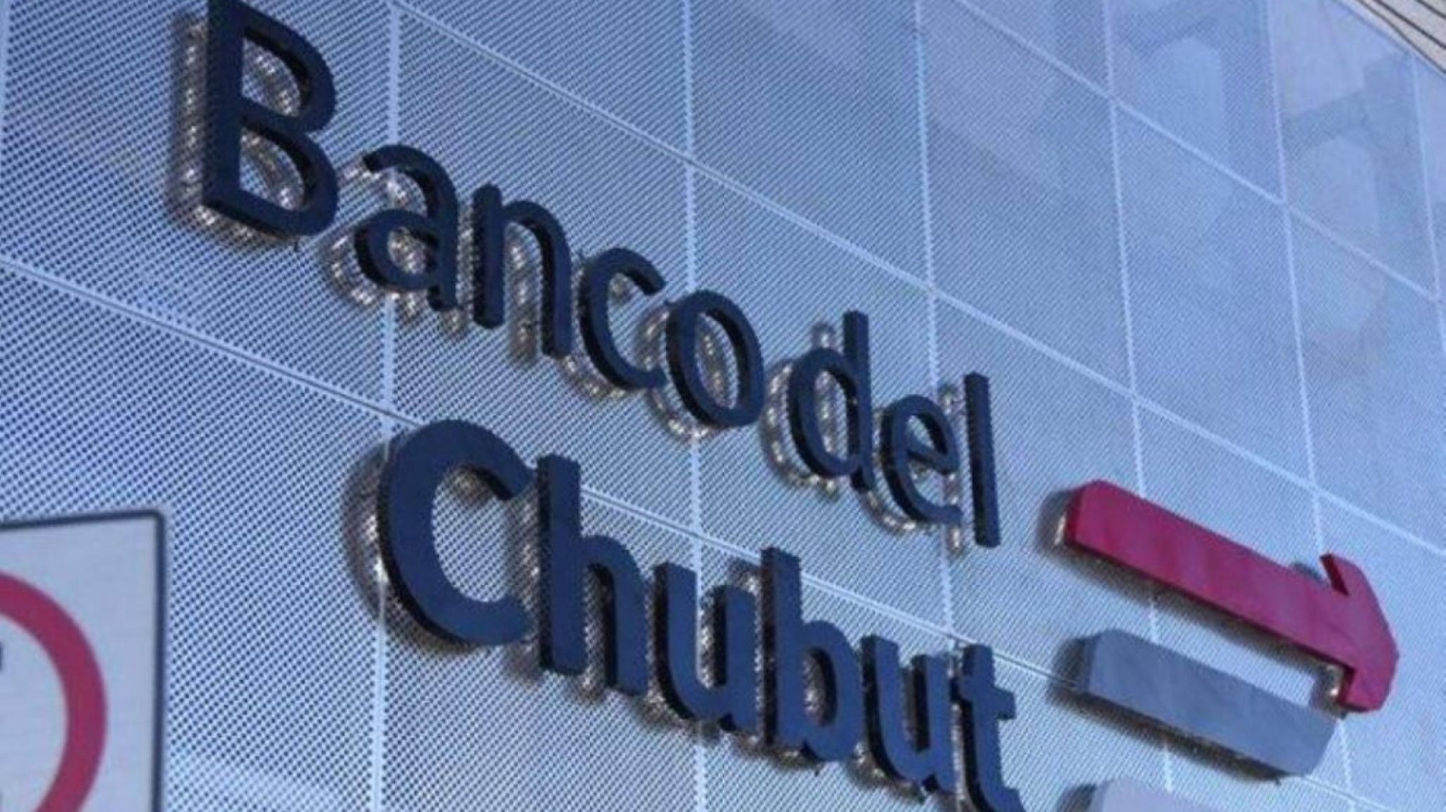 Temporal extremo en Comodoro: varios bancos no abren al p鷅lico y otros trabajan con precauci髇