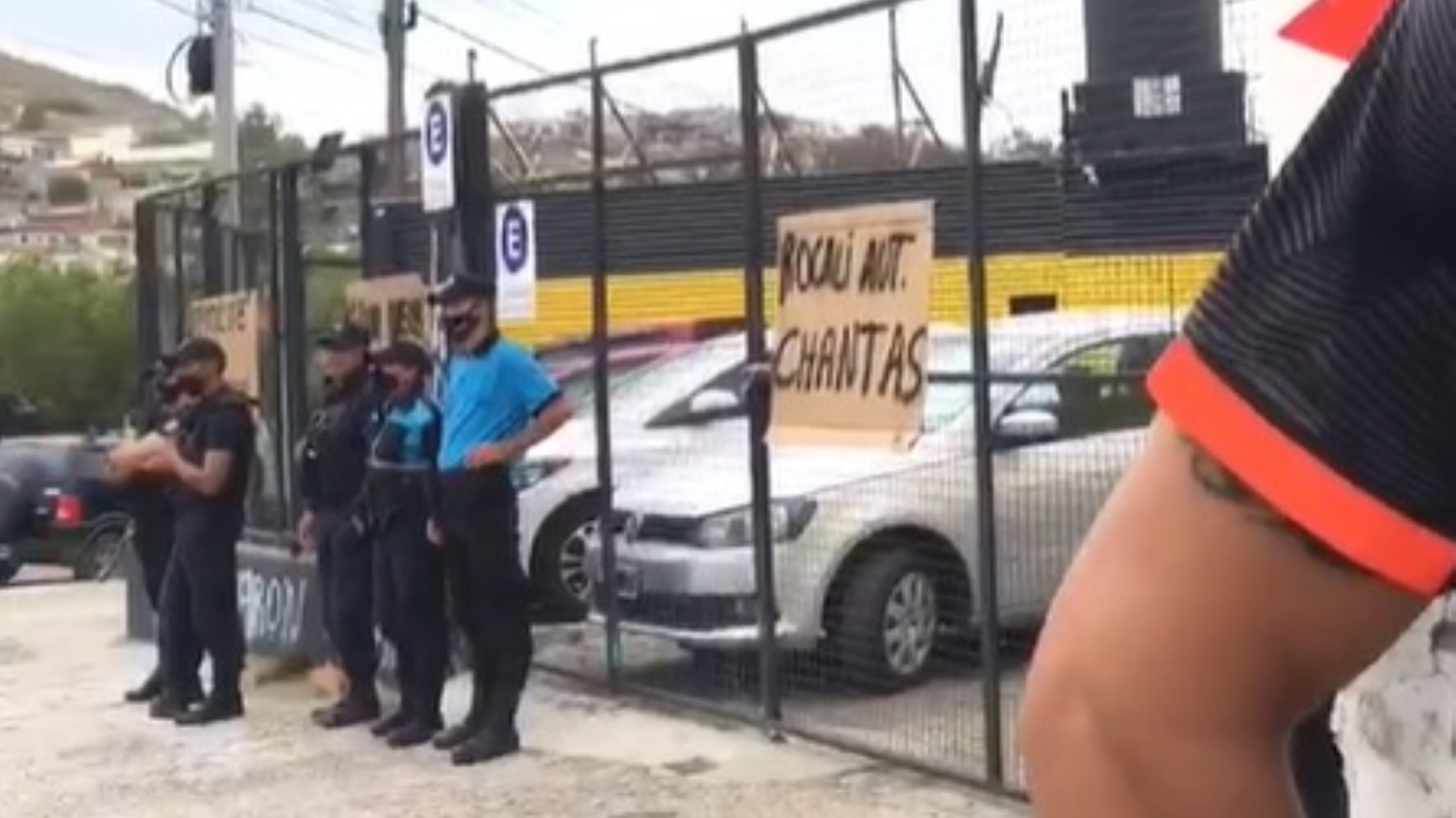 Habló el hombre que se encadenó en una concesionaria: Hizo una nueva protesta y pide que le devuelvan su camioneta