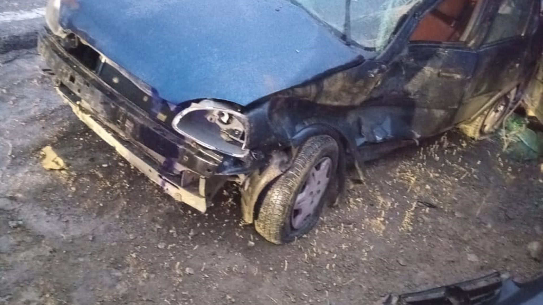Chocó un auto que estaba estacionado en la banquina