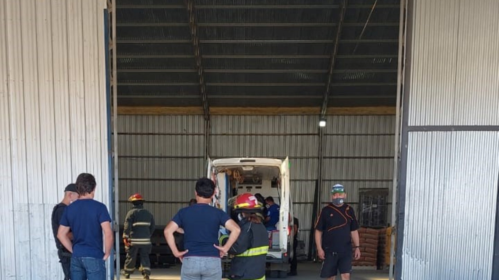 Bomberos intervinieron en el rescate de una persona atrapada