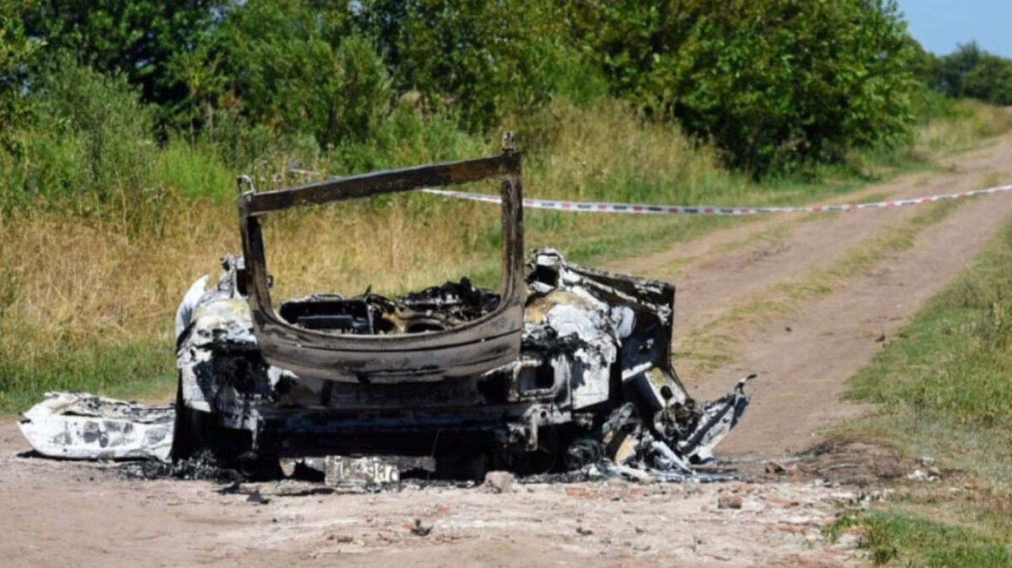 Una familia fue atacada a tiros desde una camioneta: Asesinaron a una pareja y a su beba