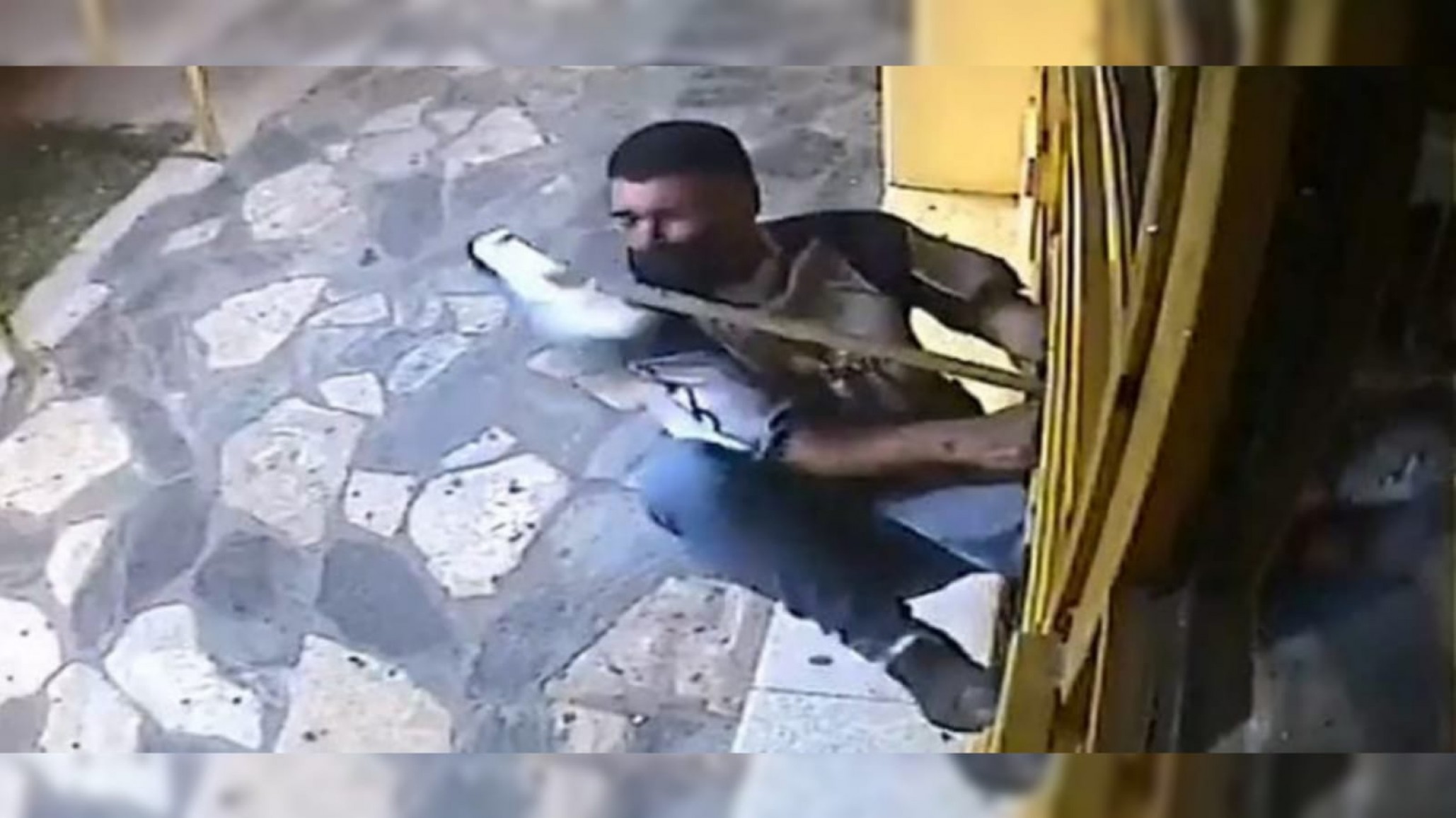 Empleadas echaron a escobazos a un ladrón que quiso robar en una panadería