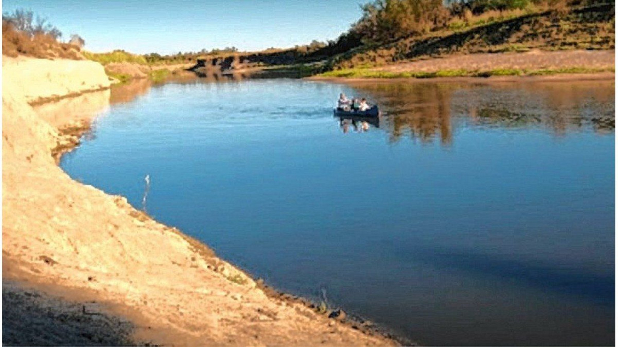 Un hombre escapó de un control de tránsito, se metió al río y murió ahogado