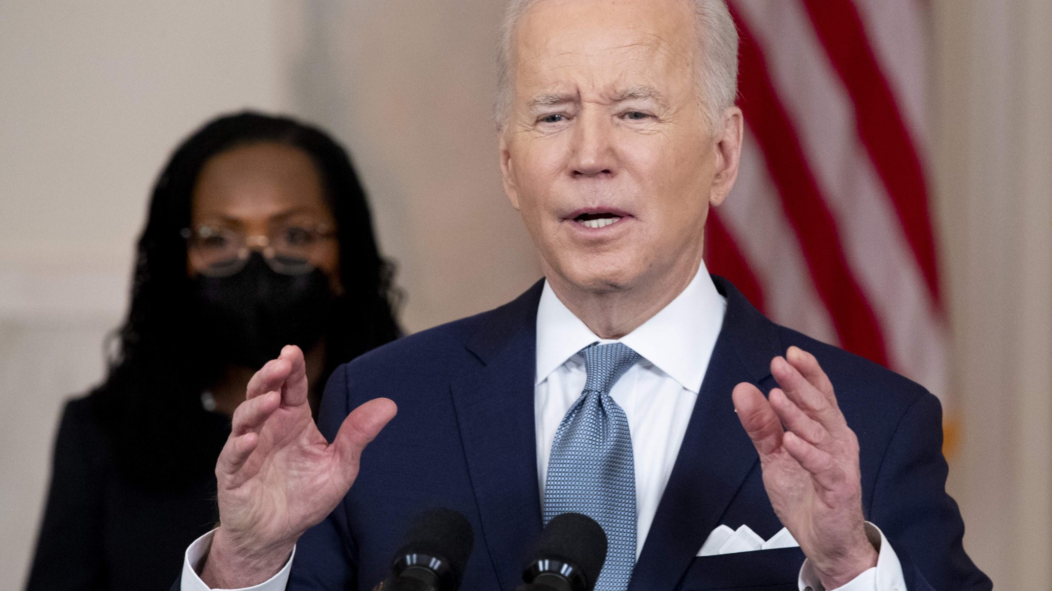 <p>Washington (Usa), 25/02/2022.- US President Joe Biden announces his nomination of Ketanji Brown Jackson (Back) to serve as Associate Justice of the United States Supreme Court, at the Grand Foyer of the White House in Washington, DC, USA, 25 February 2