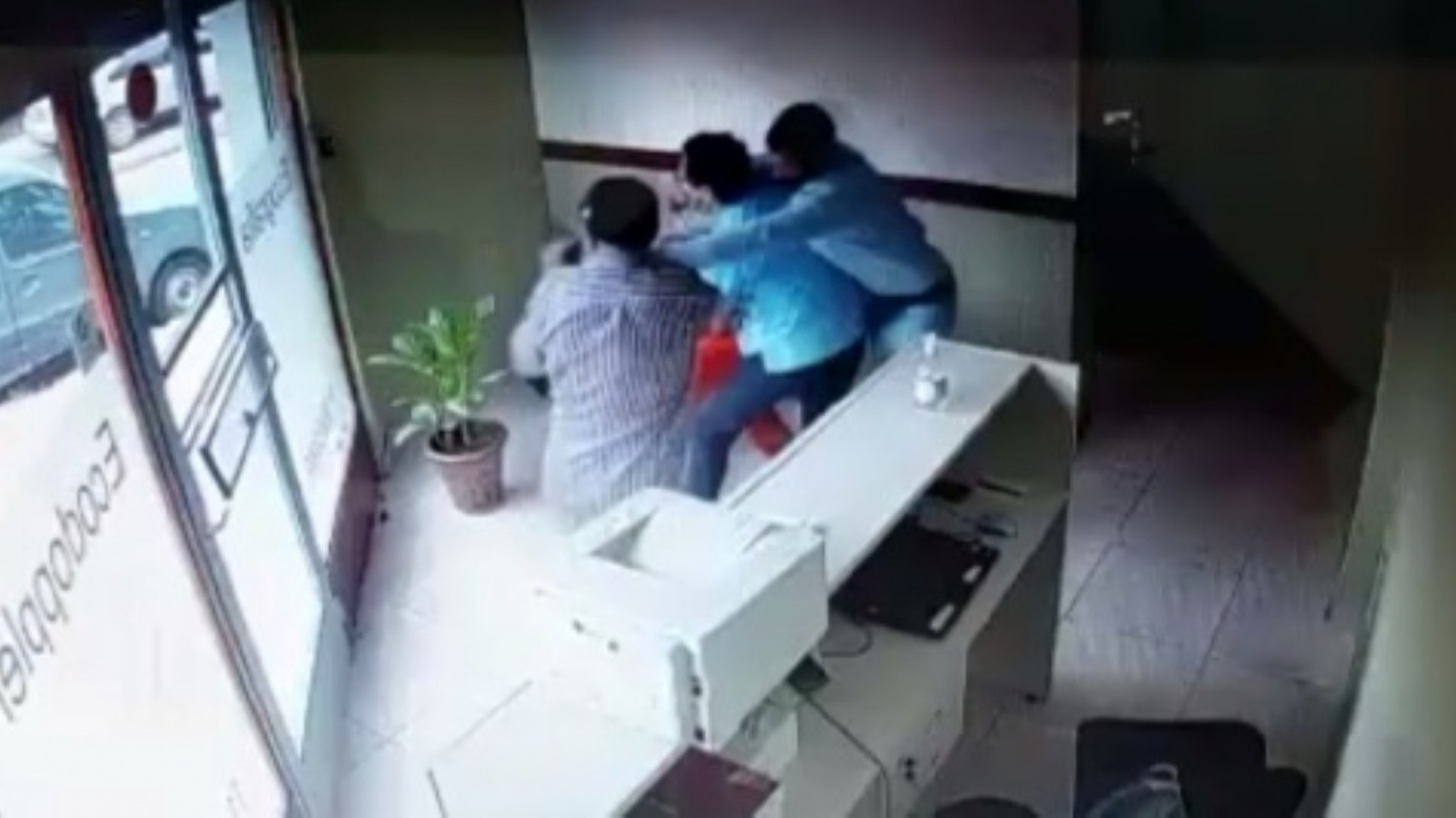 Un jubilado entró a robar a una clínica, le disparó a un médico y murió por una bala que él mismo disparó