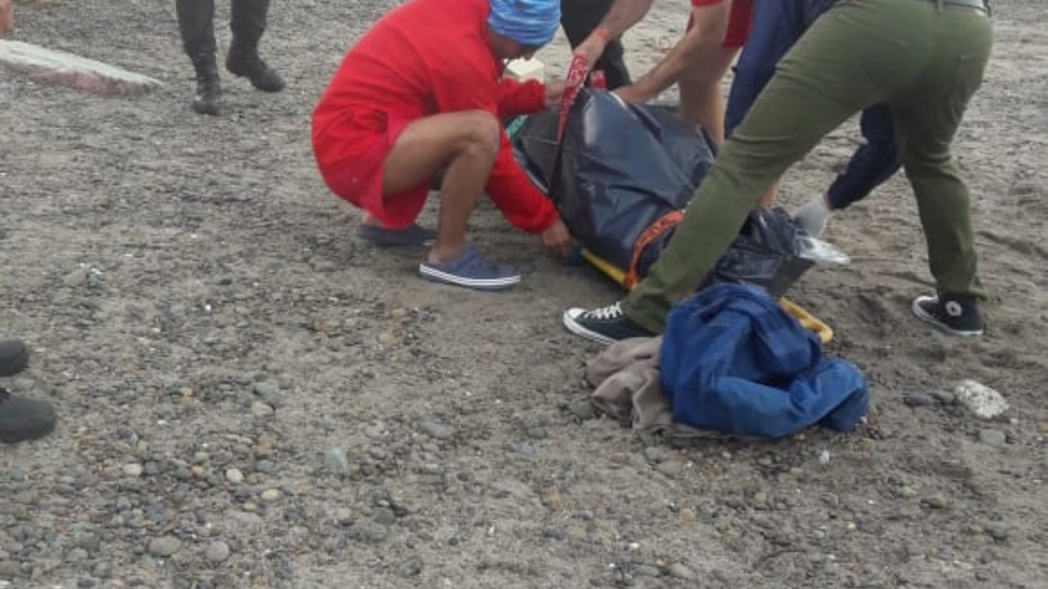Guardavidas encontraron el cuerpo de un hombre en la playa de Km4