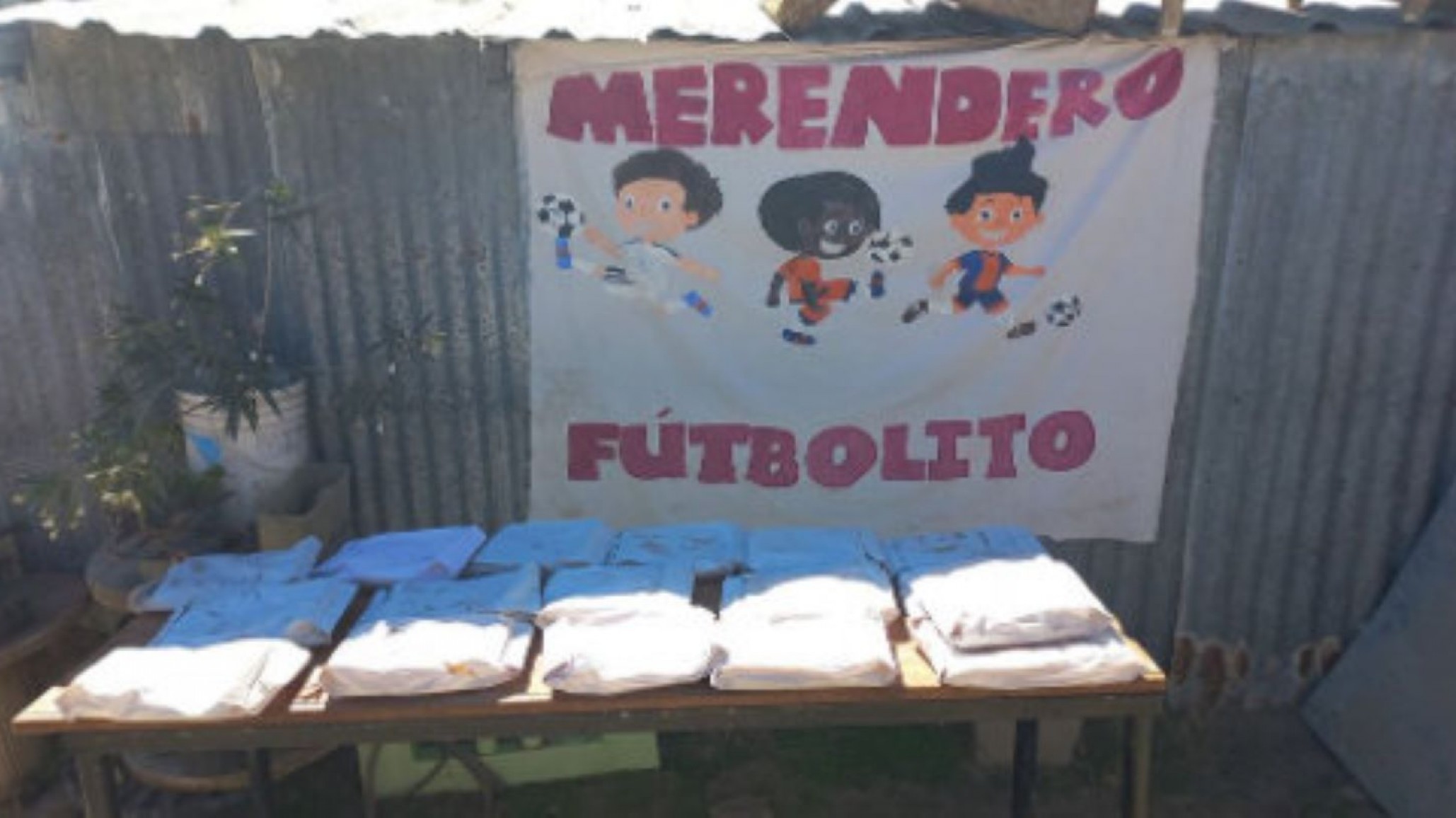“El Carlo” dejó donaciones de empanadas en merendero “gracias les dicen a ustedes los chicos”
