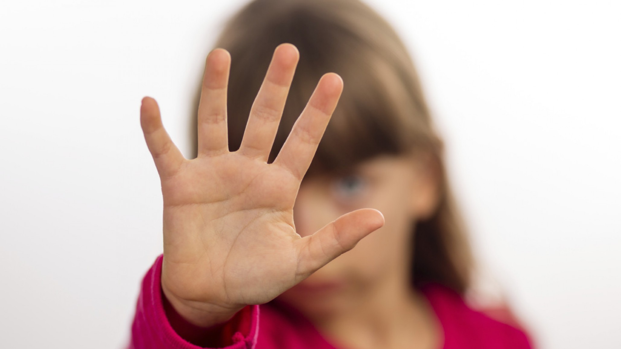 Una mujer descubrió un video de su esposo violando a su hija