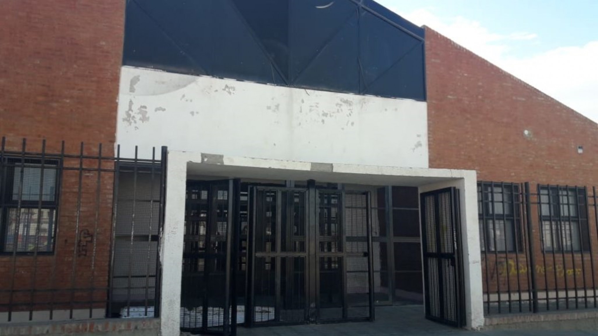 Una madre quiso golpear a la directora de un colegio y docentes tuvieron que pararla