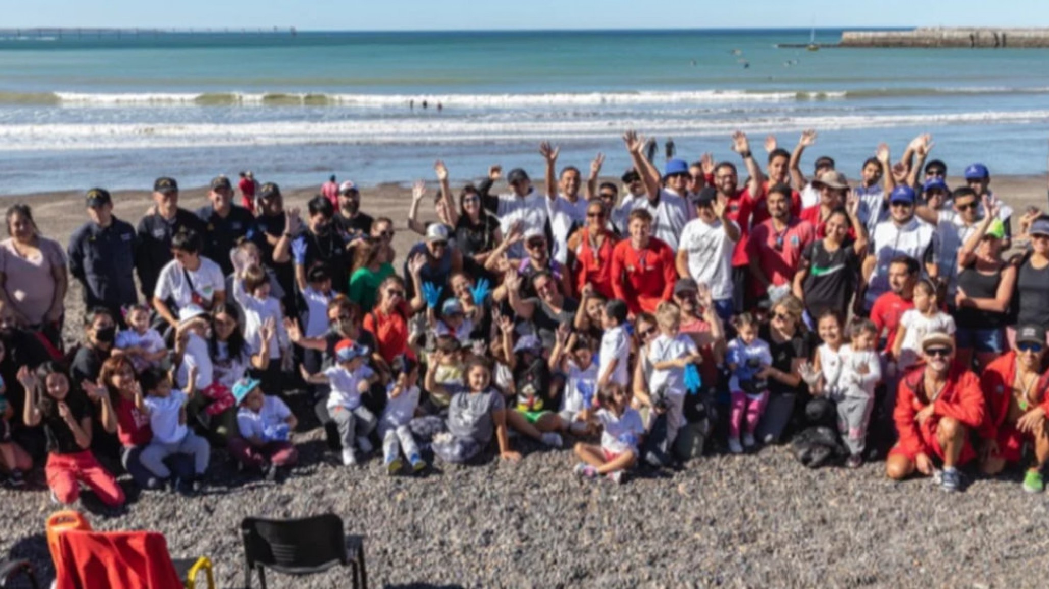 Municipio, instituciones y vecinos limpiaron la playa de la Costanera de Comodoro