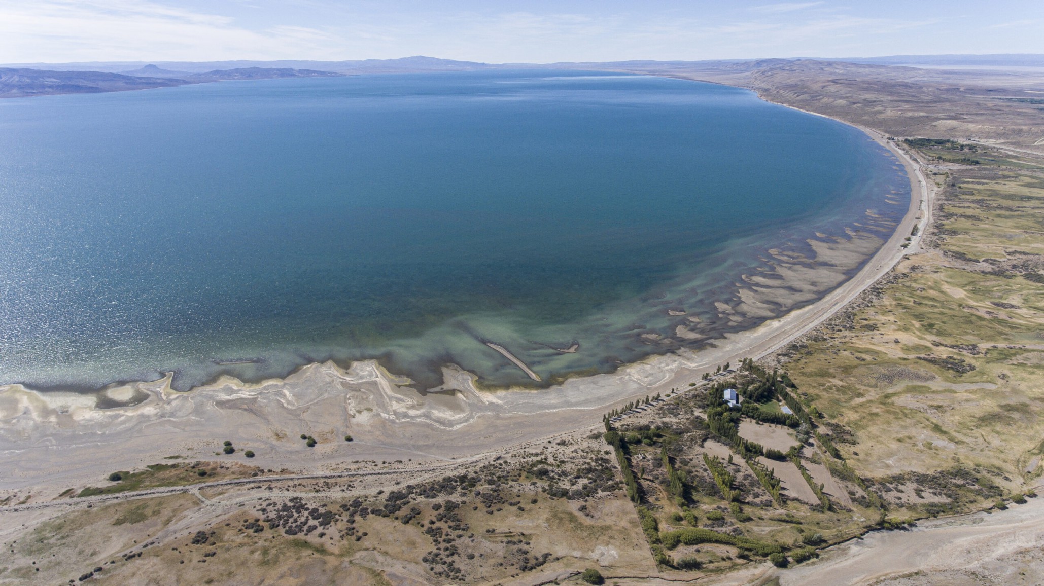 Buscan a una joven y un nene comodorenses que recorrían en bote el Lago Musters