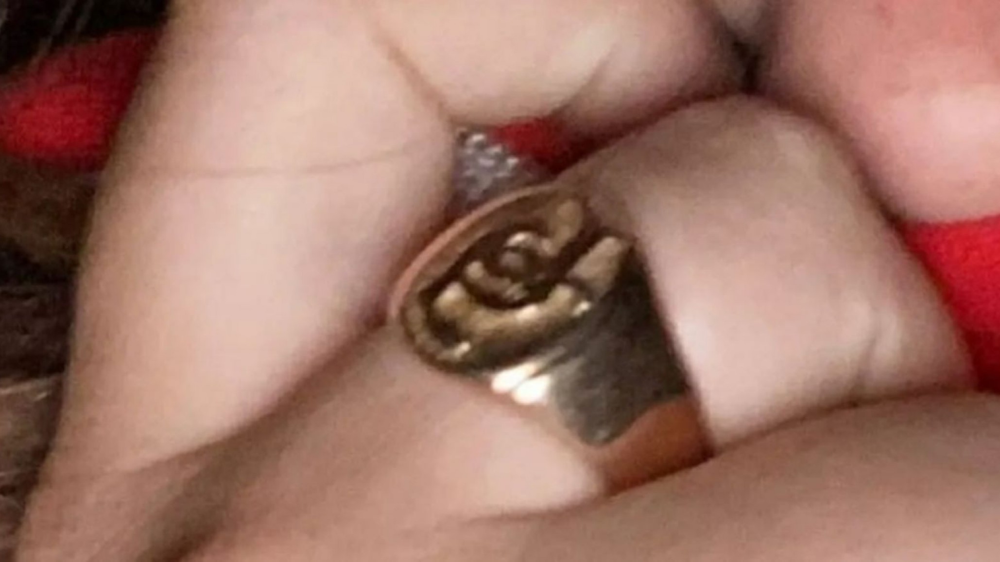 Busca un anillo con las iniciales de “JP”, se lo dio su padre antes de fallecer