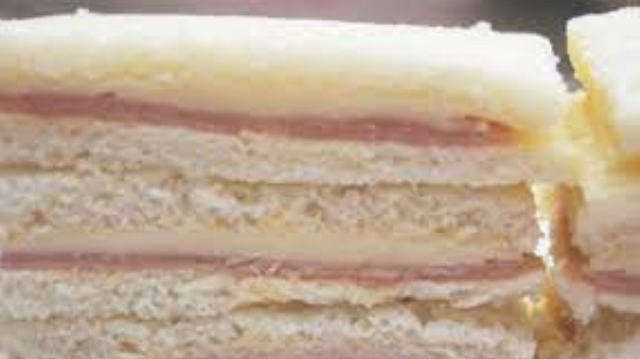 Una joven “rompió el cristal de la puerta ” de comercio al escapar con cerveza y sándwiches de miga