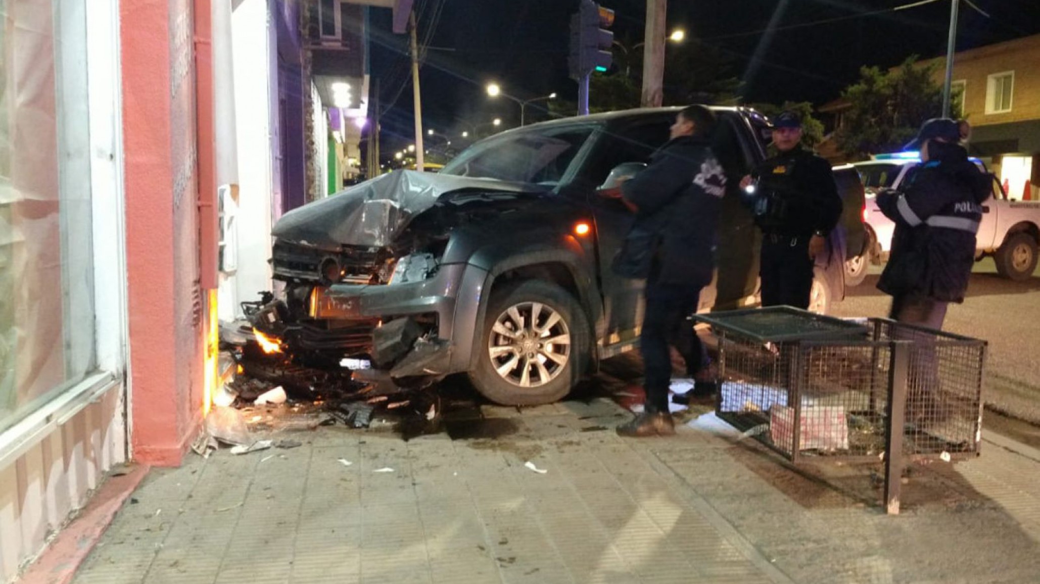 Ebrio chocó con su camioneta el frente de una peluquería