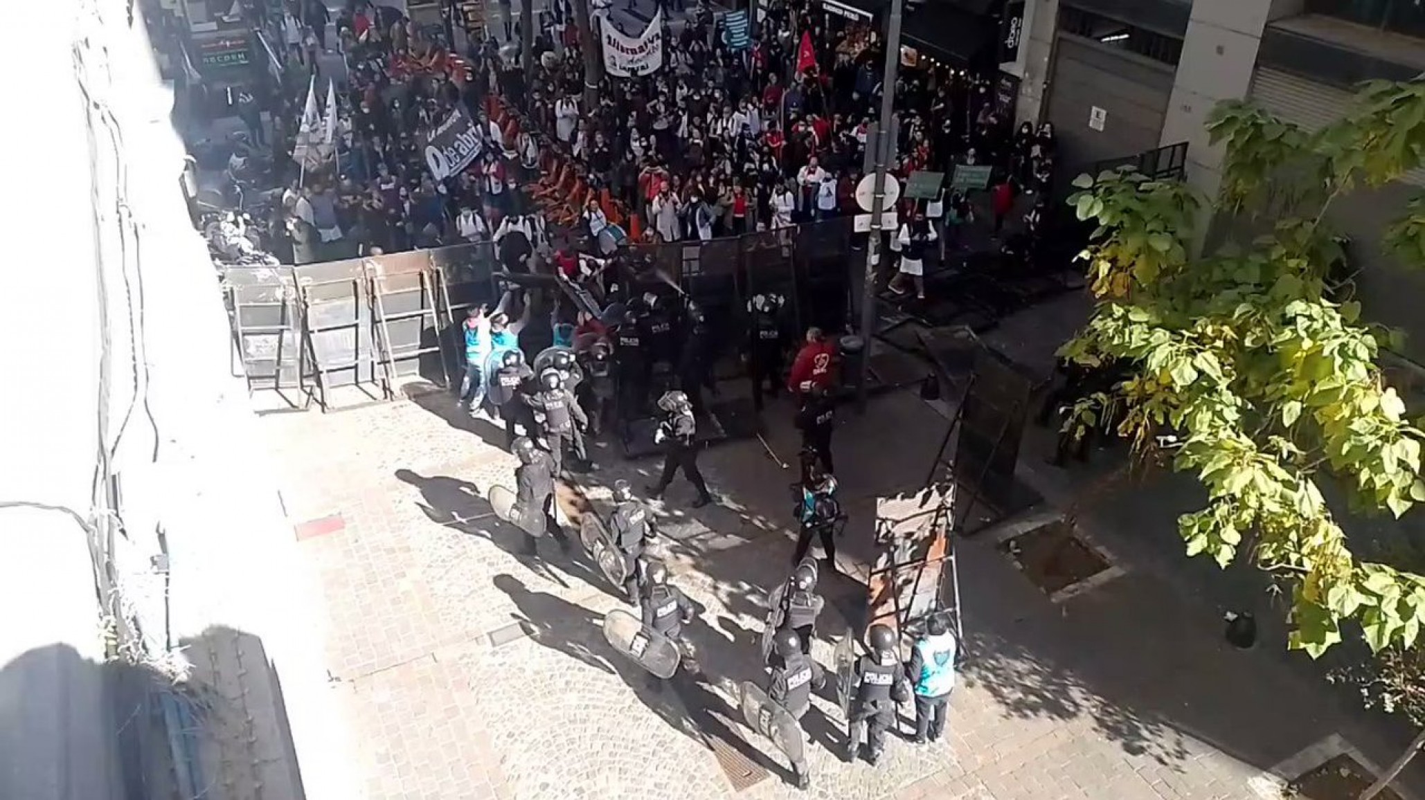 Policía de la Ciudad reprimió a docentes y manifestantes fuera de la Legislatura