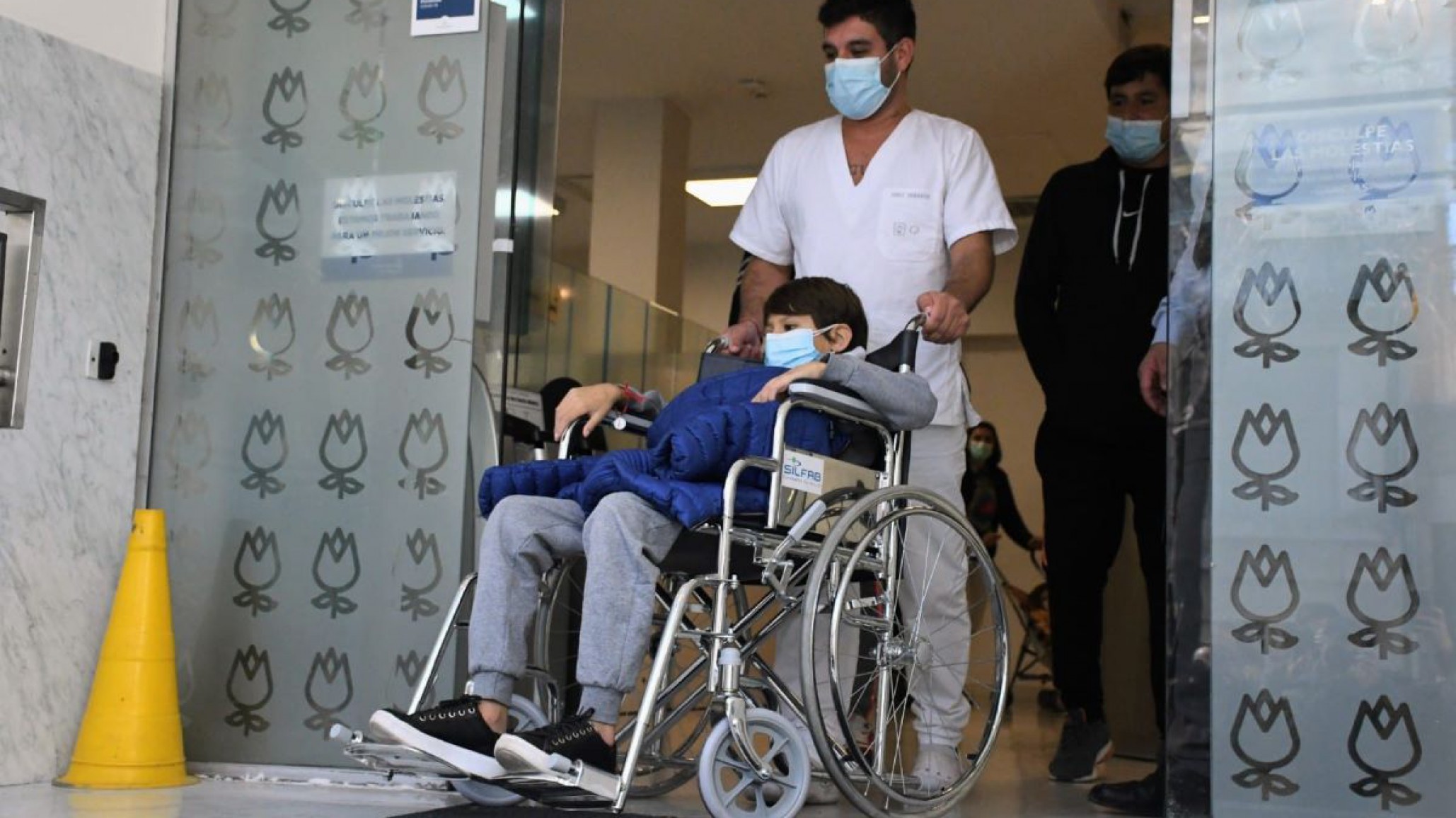 Le dieron el alta al nene de ocho años trasplantado de hígado tras una hepatitis aguda grave