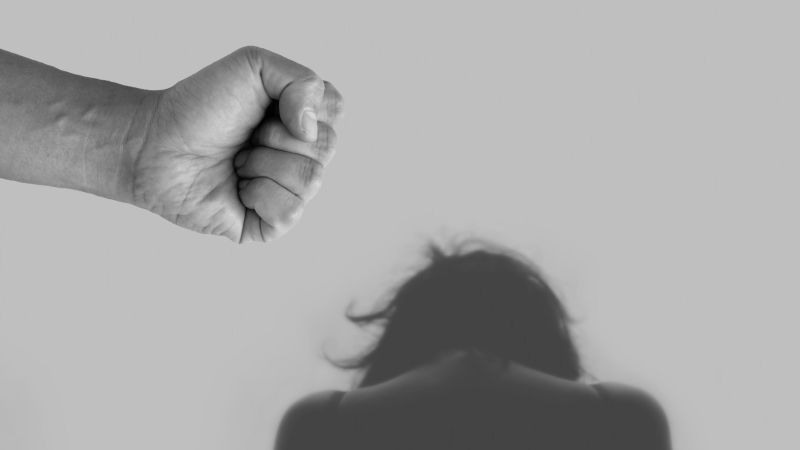 Sobrevivió tras ser rociada con alcohol y prendida fuego: declaró contra su pareja
