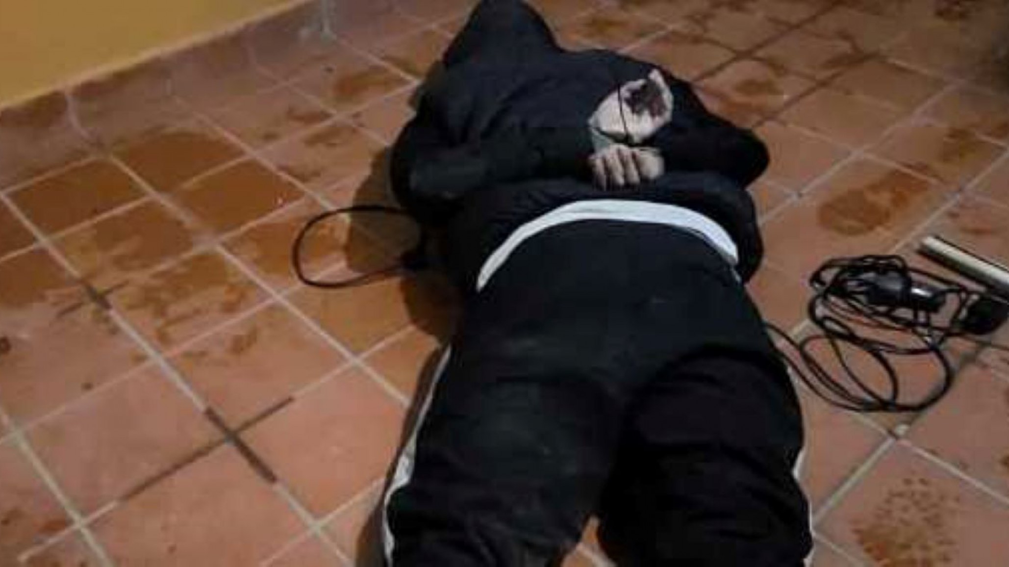 Robaron en una casa y un vecino los redujo en el pasillo mientras huían