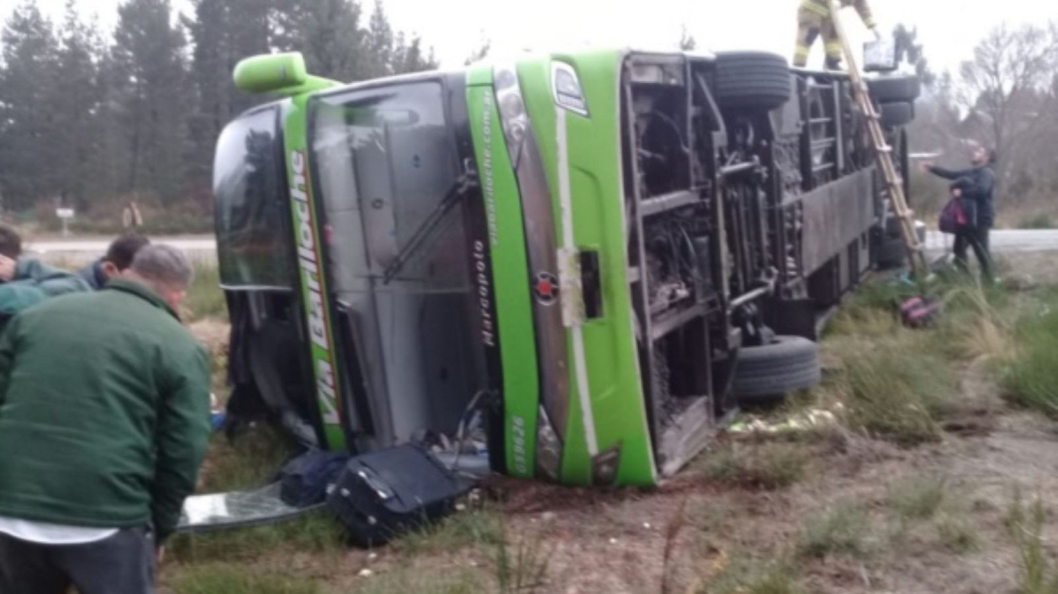 Volcó un colectivo en Cordillera y quedaron personas atrapadas