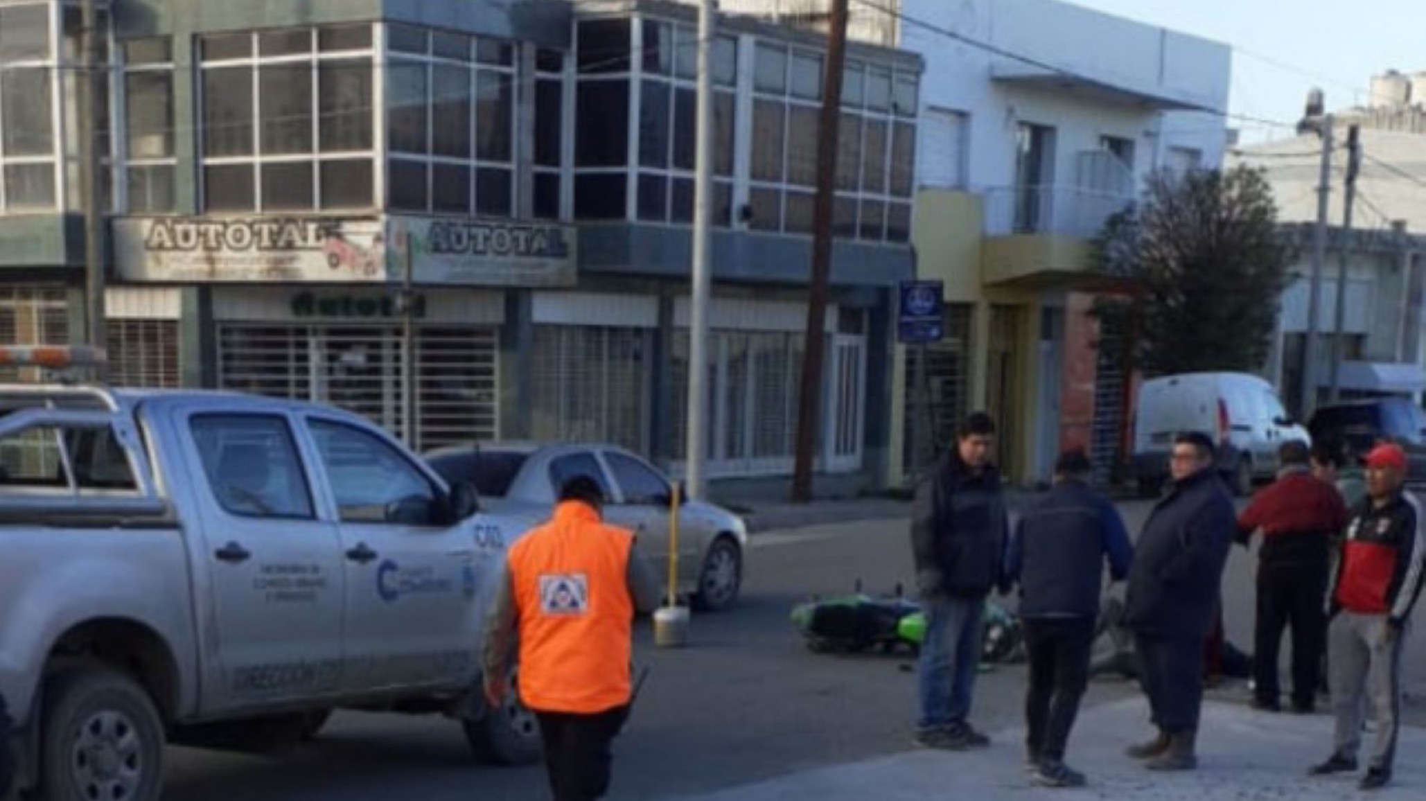 Un motociclista fue embestido por un automóvil