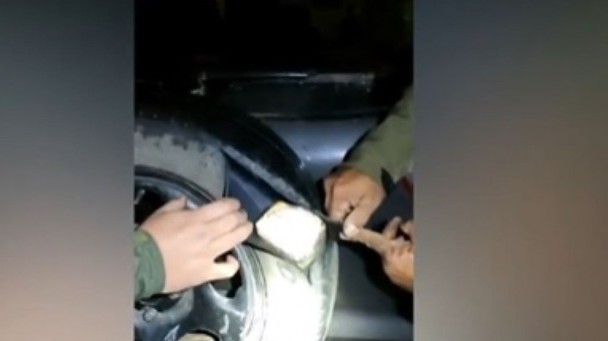 Video: llevaba 17 kilos de cocaína en la rueda de auxilio