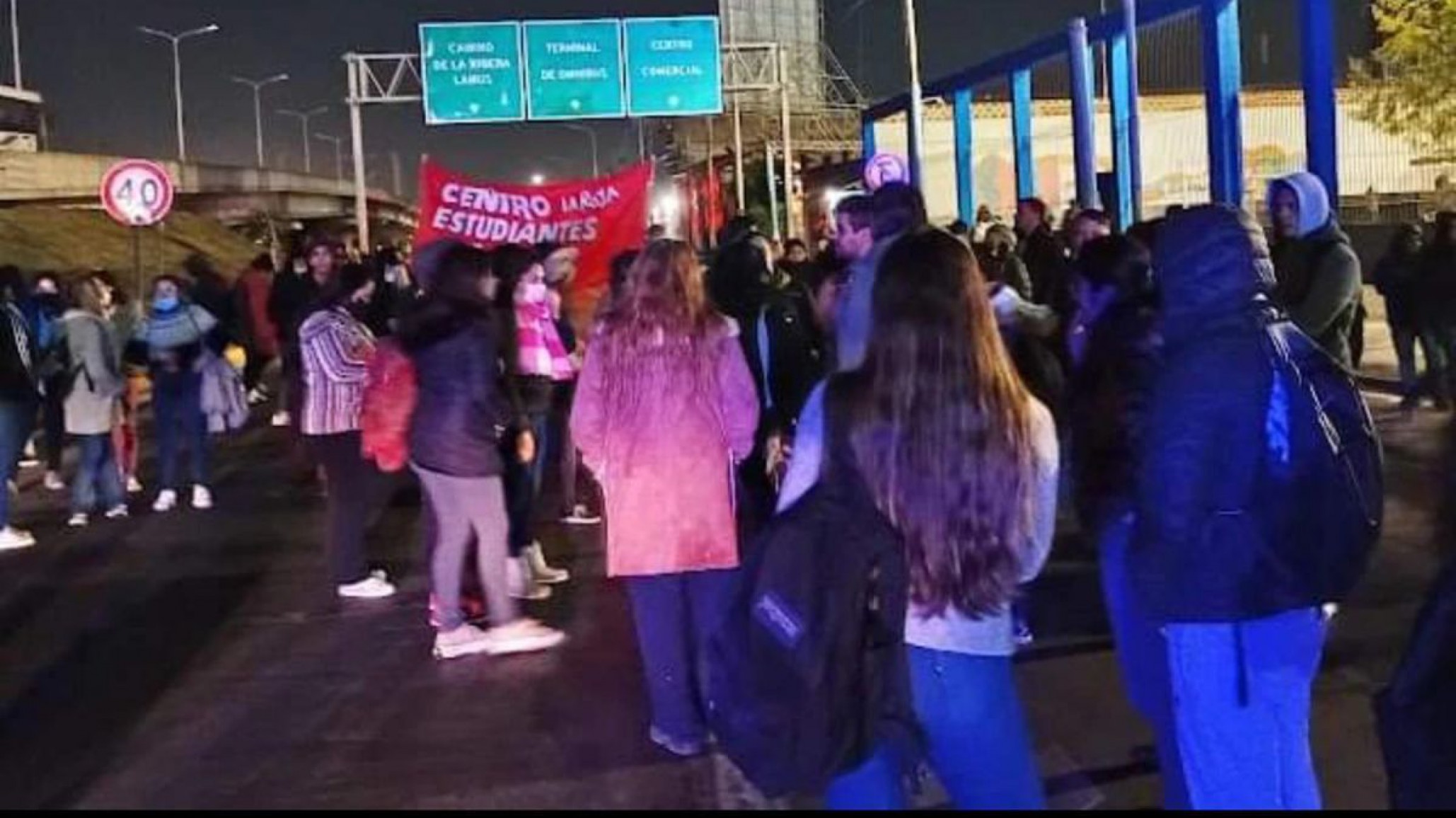 Ladrones robaron en un instituto docente en plena clase, los estudiantes marcharon y la policía los reprimió