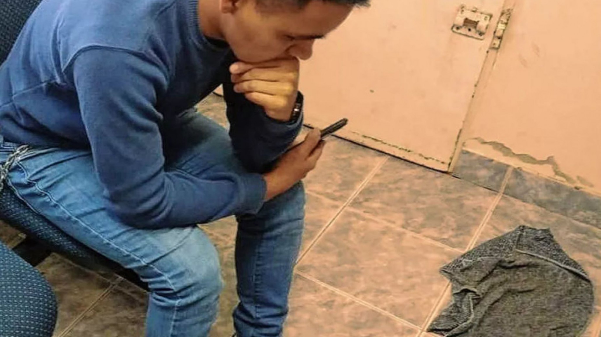 Un hombre se encadenó en una subcomisaría reclamando respuestas por vecinos conflictivos