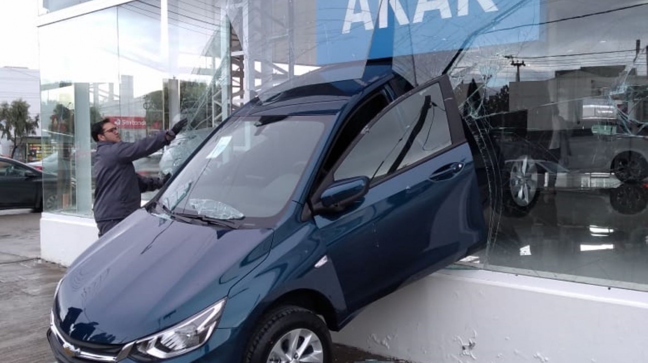Insólito: un auto traspasó el ventanal de concesionaria