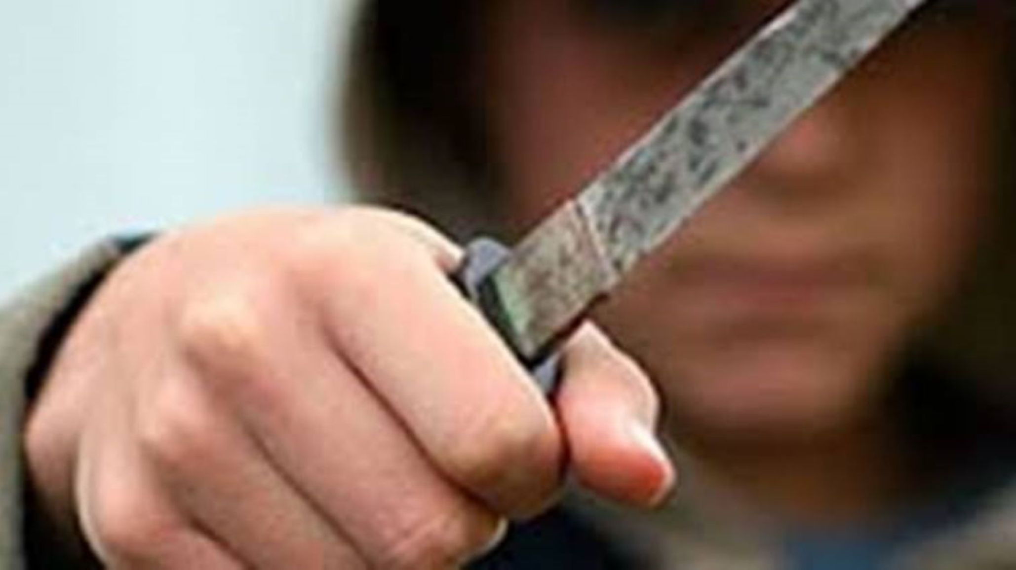 Suegro intentó apuñalar al novio de la hija en estacionamiento de Super y el joven dijo "no lo conozco"