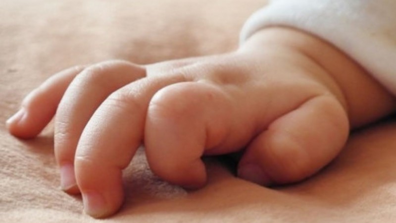 Guardavidas le salvó la vida a un niño de 1 año que se ahogó con pan dulce