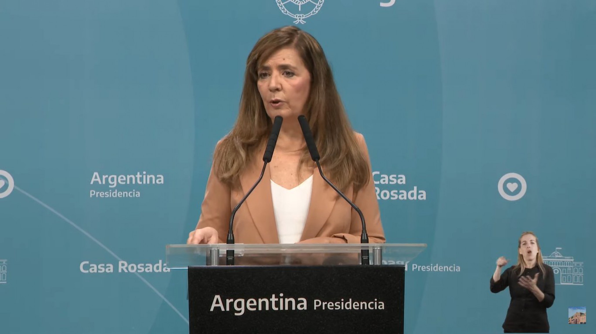 Tras el aumento del recargo sobre el dólar turista, Cerruti aseguró que “no hay ningún cepo”