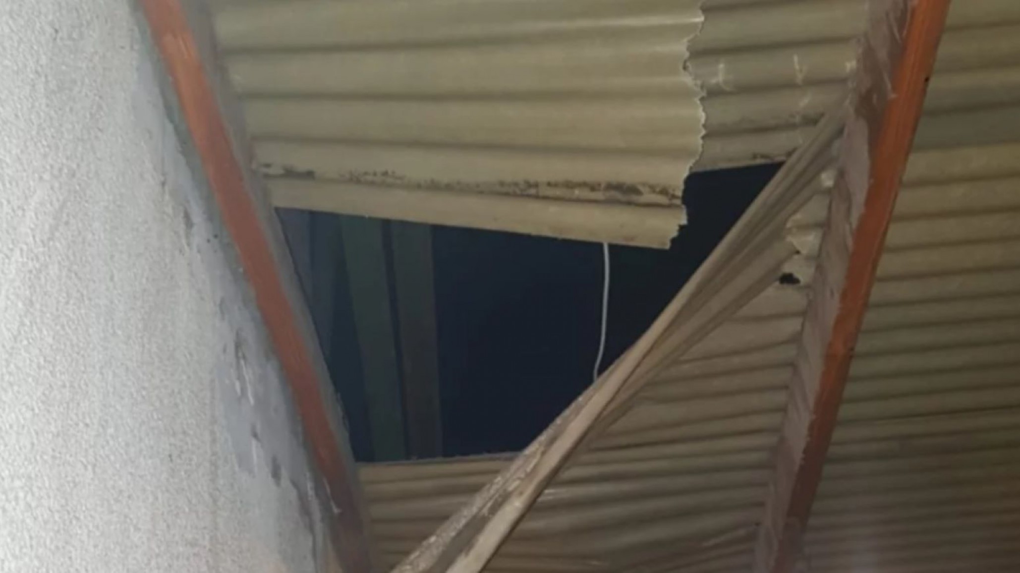 Subió al techo para robar, se cayó sobre una mesa y quedó detenido