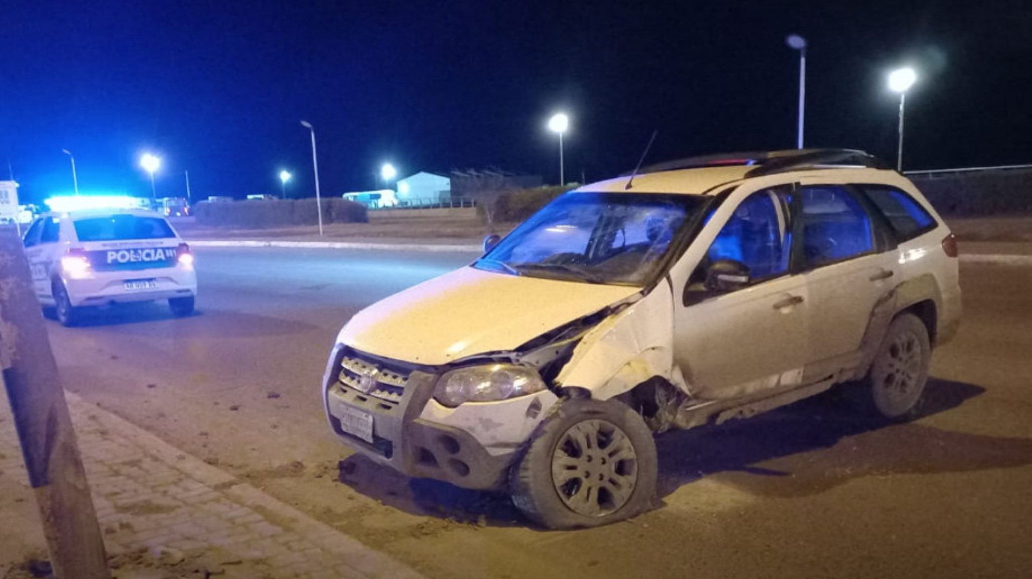 Conductor perdió el control del auto y terminó impactando contra los mojones de seguridad