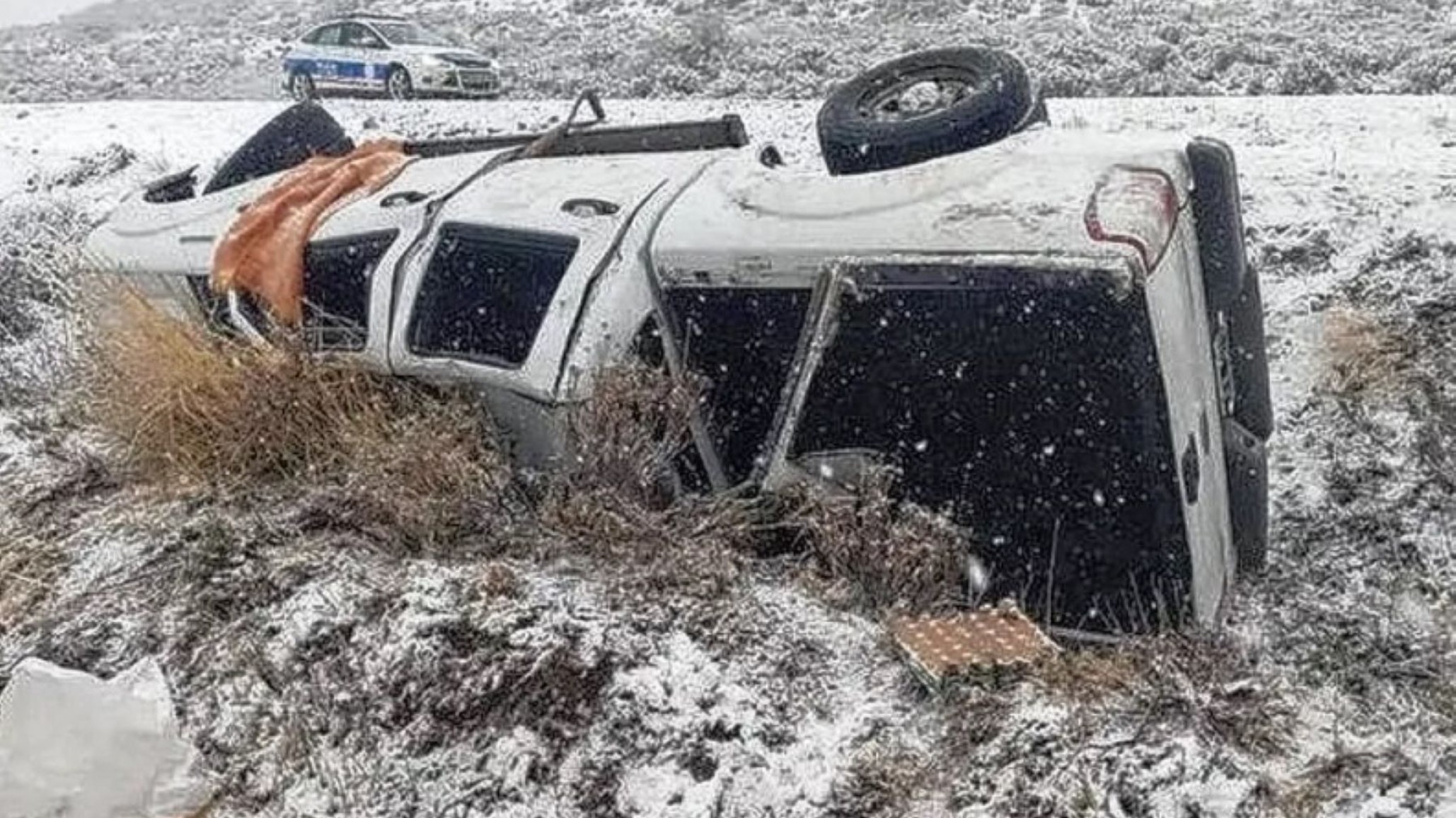 Vuelco en Ruta 26: Venían a Comodoro y quedaron atrapados