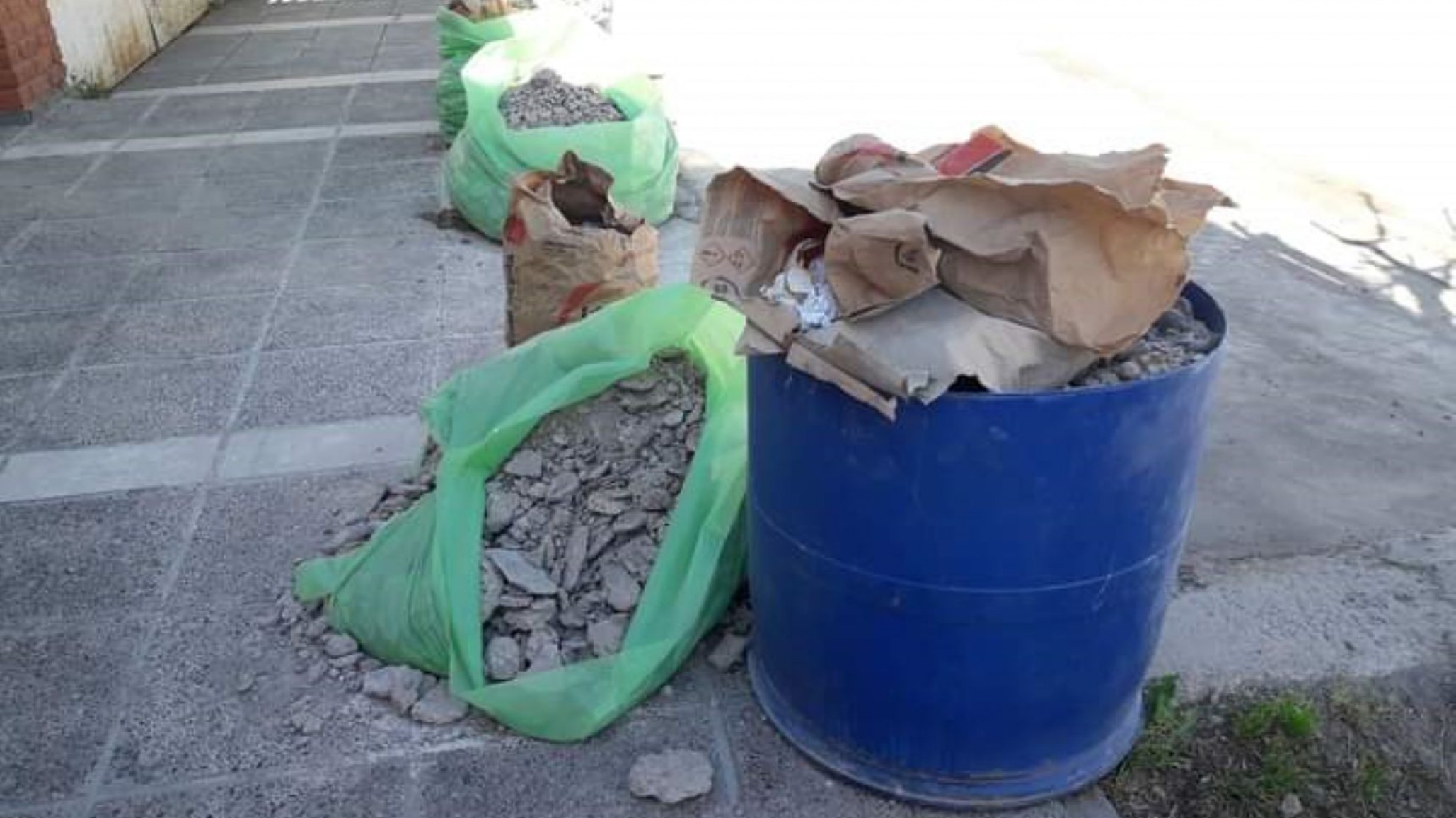 Dos cuadrillas van a inspeccionar microbasurales, canastos y mala disposición de residuos