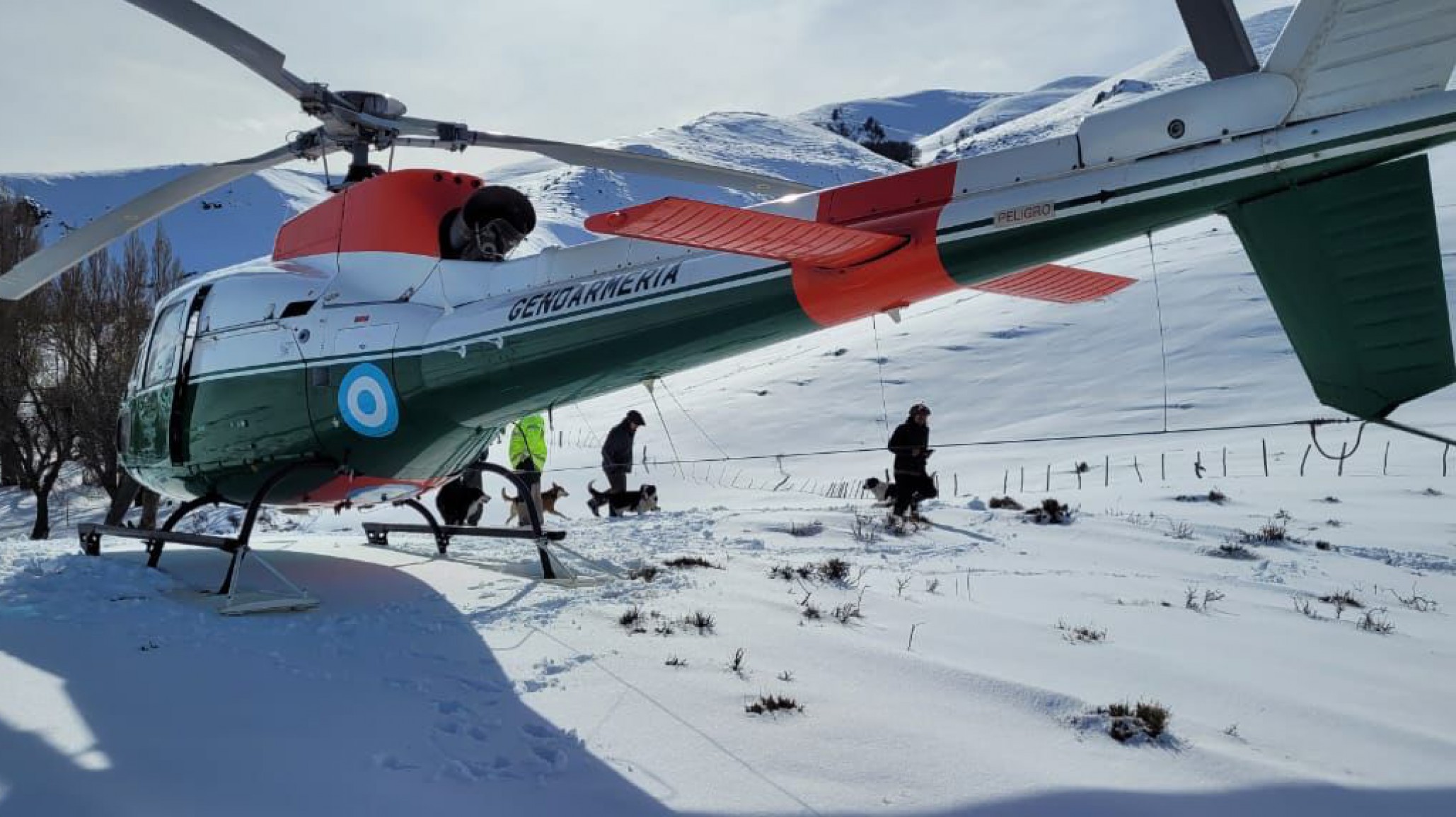 El Gobierno de Chubut y Gendarmería asistieron a familias aisladas por el temporal de nieve por medio de un operativo aéreo