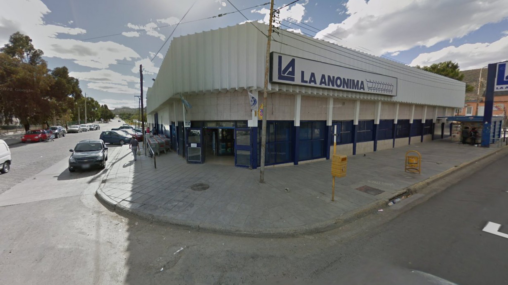 Ladrones quisieron robarse dos bolsas de carne de un supermercado de Km. 3 y fueron detenidos