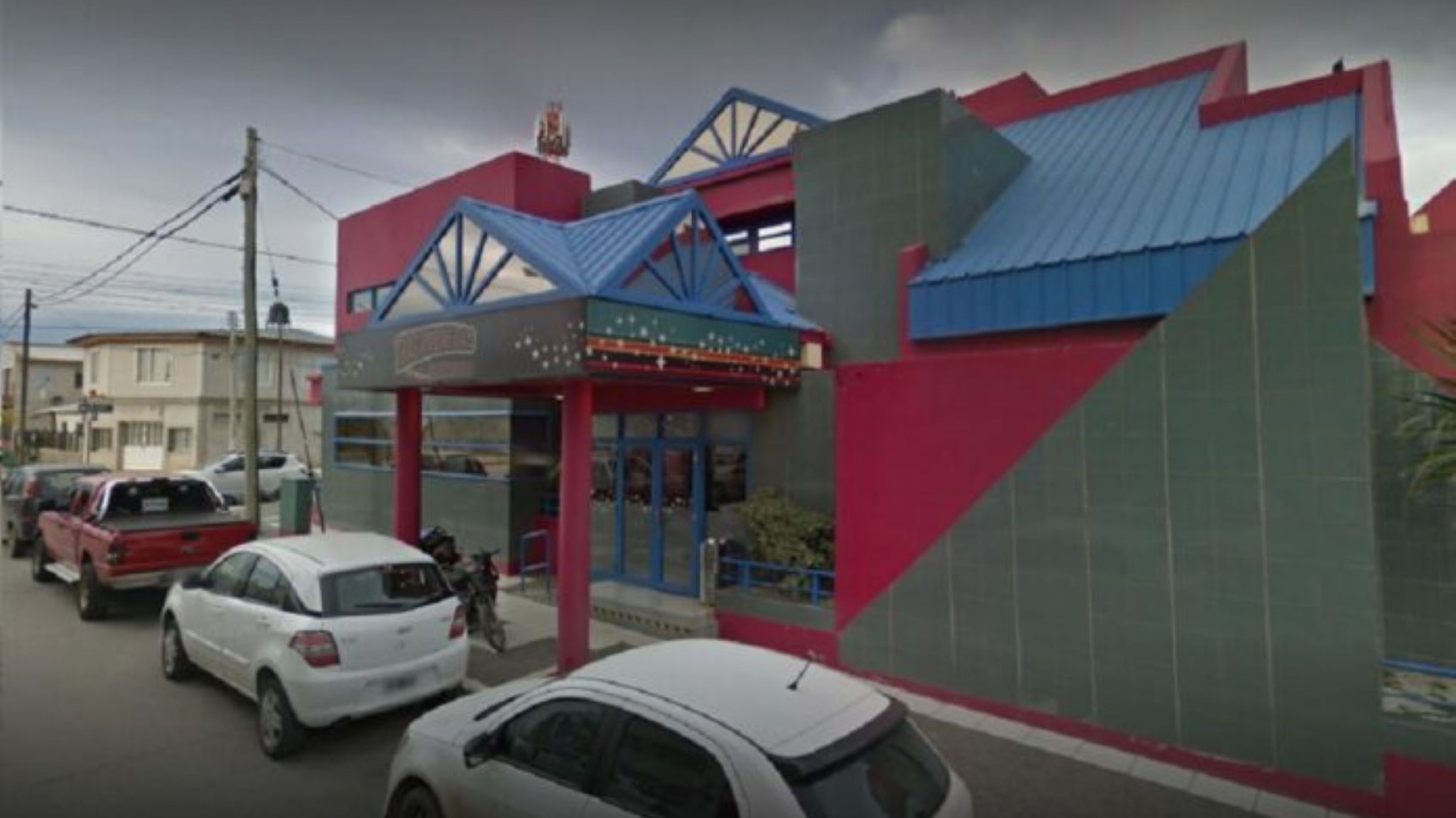 Mujer agredió a policía por sacarla del casino “le arrojó gaseosa y le pegó”