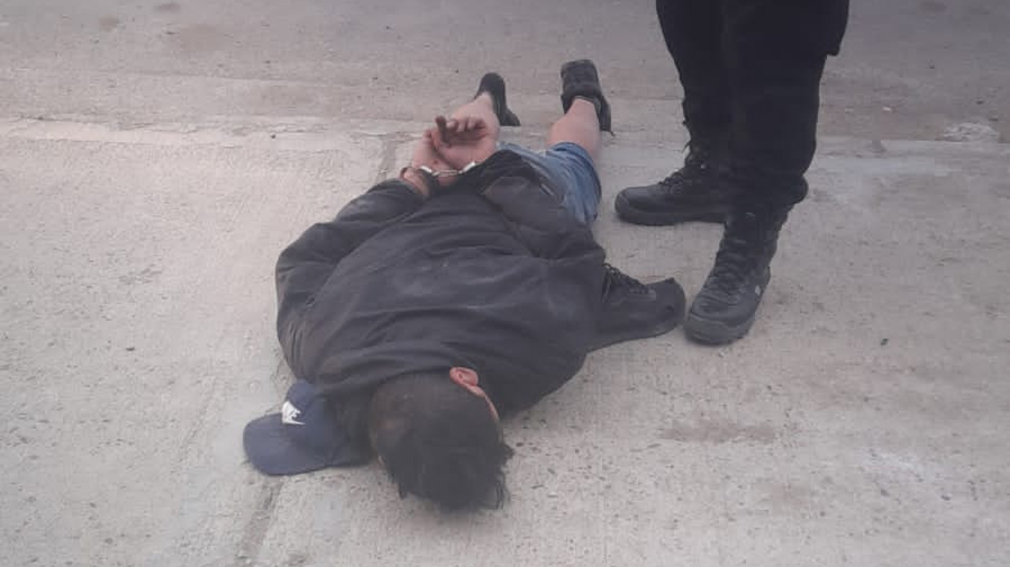 Atrapó a ladrón que le rompió el vidrio y le robó un bolso de la camioneta