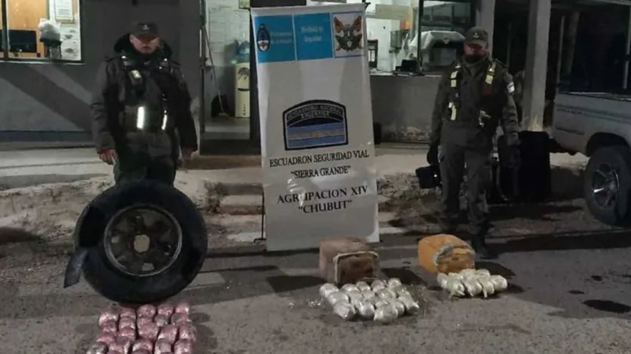 Llevaban a Comodoro 14 kilos de marihuana escondidos en una Hilux