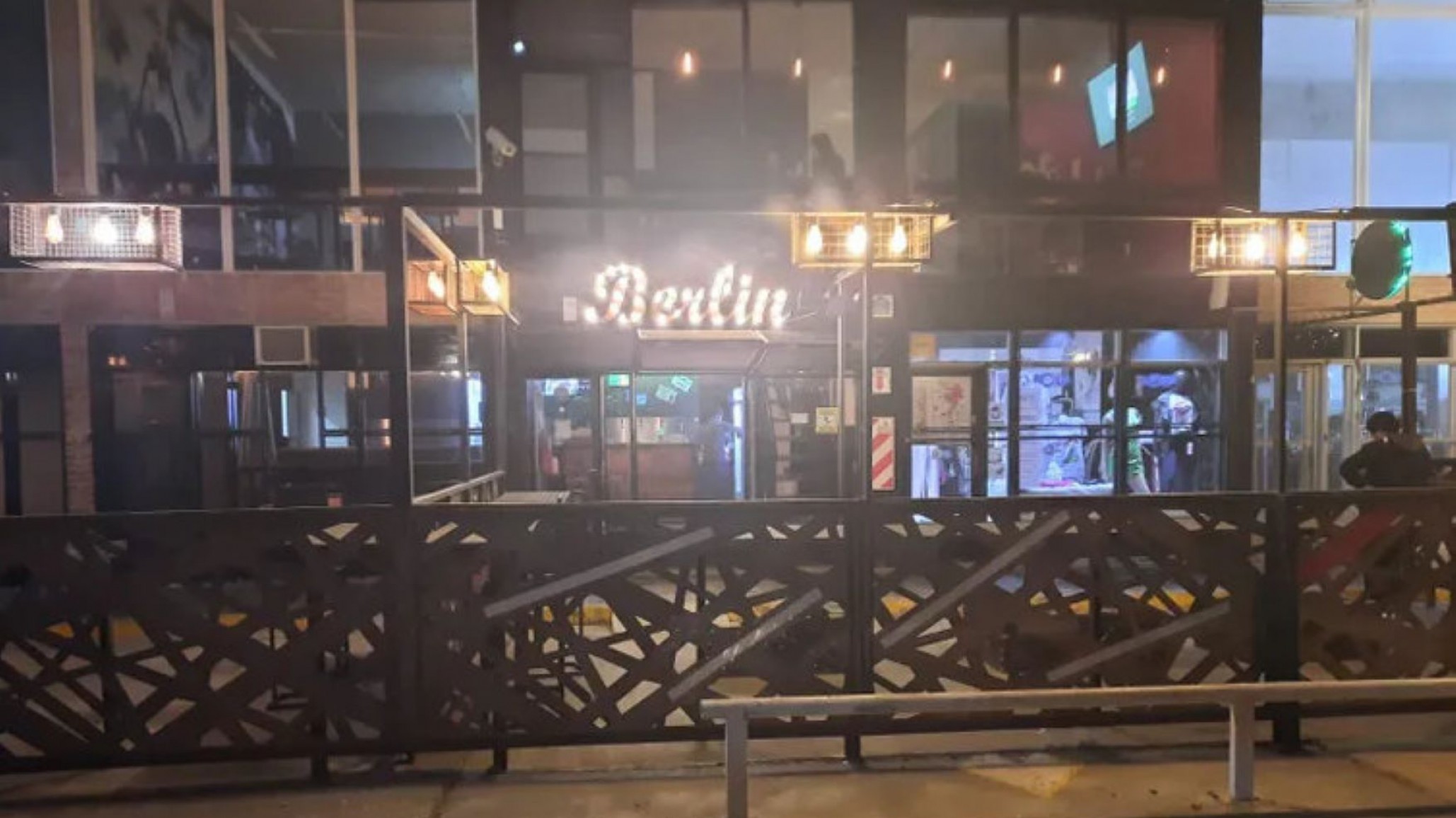 Una joven golpeó a una policía en cervecería “tuvo lesiones en mentón y ceja”