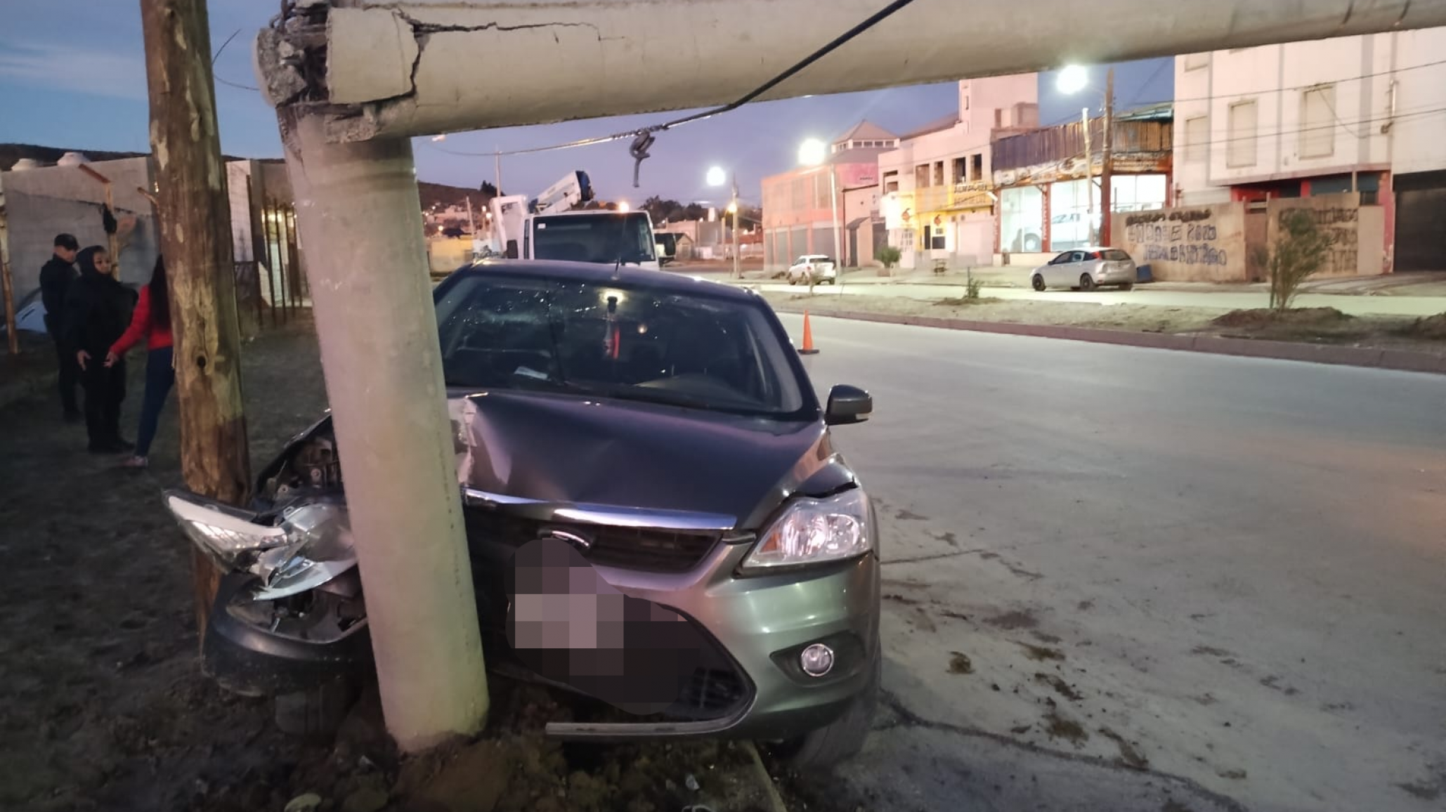 Ebrio chocó una palma de alumbrado público y fue agresivo con la policía