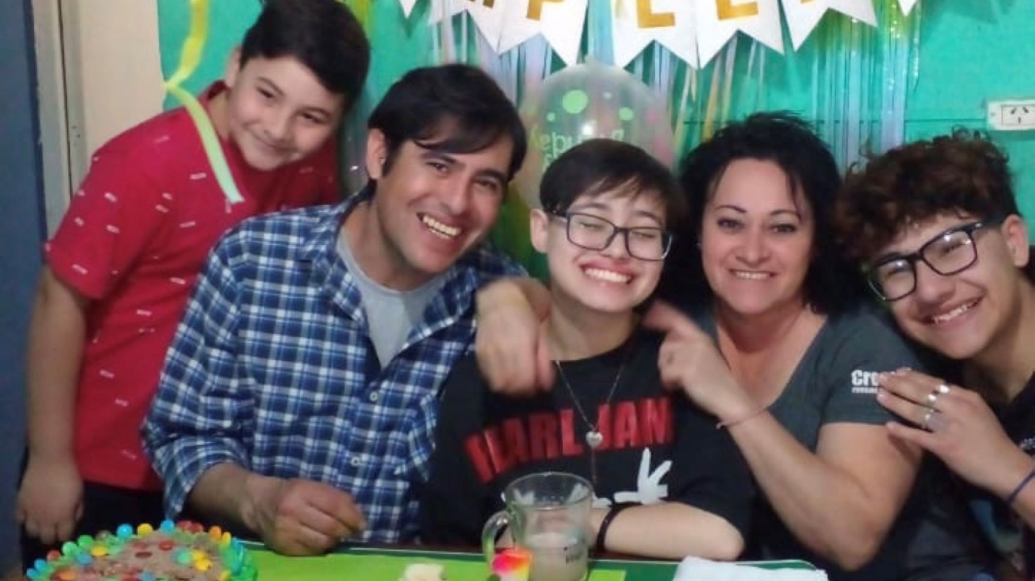 Cuida a los hijos de su vecina que murió de Covid y pide que el Estado les de una pensión