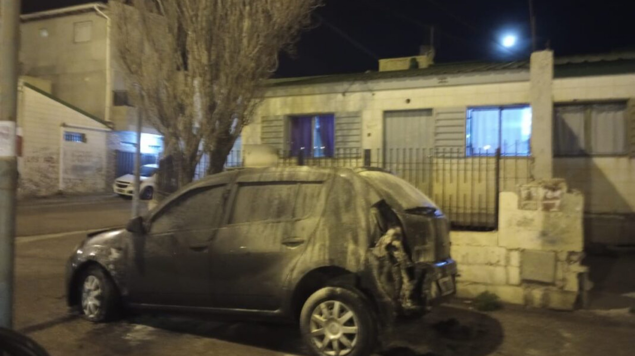Le incendiaron el auto y sospecha de vecinos
