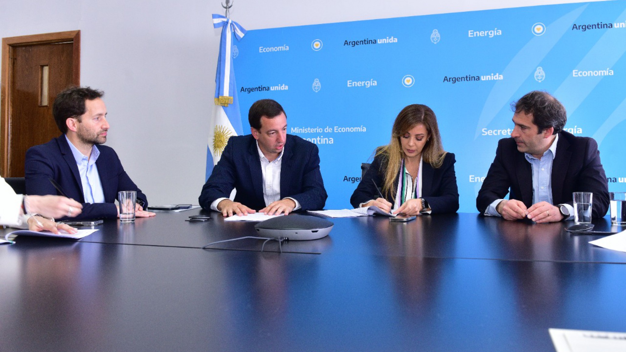 Luque e Issa Pfister se reunieron con la Secretaria de Energía y con el Jefe de Gabinete de la Nación