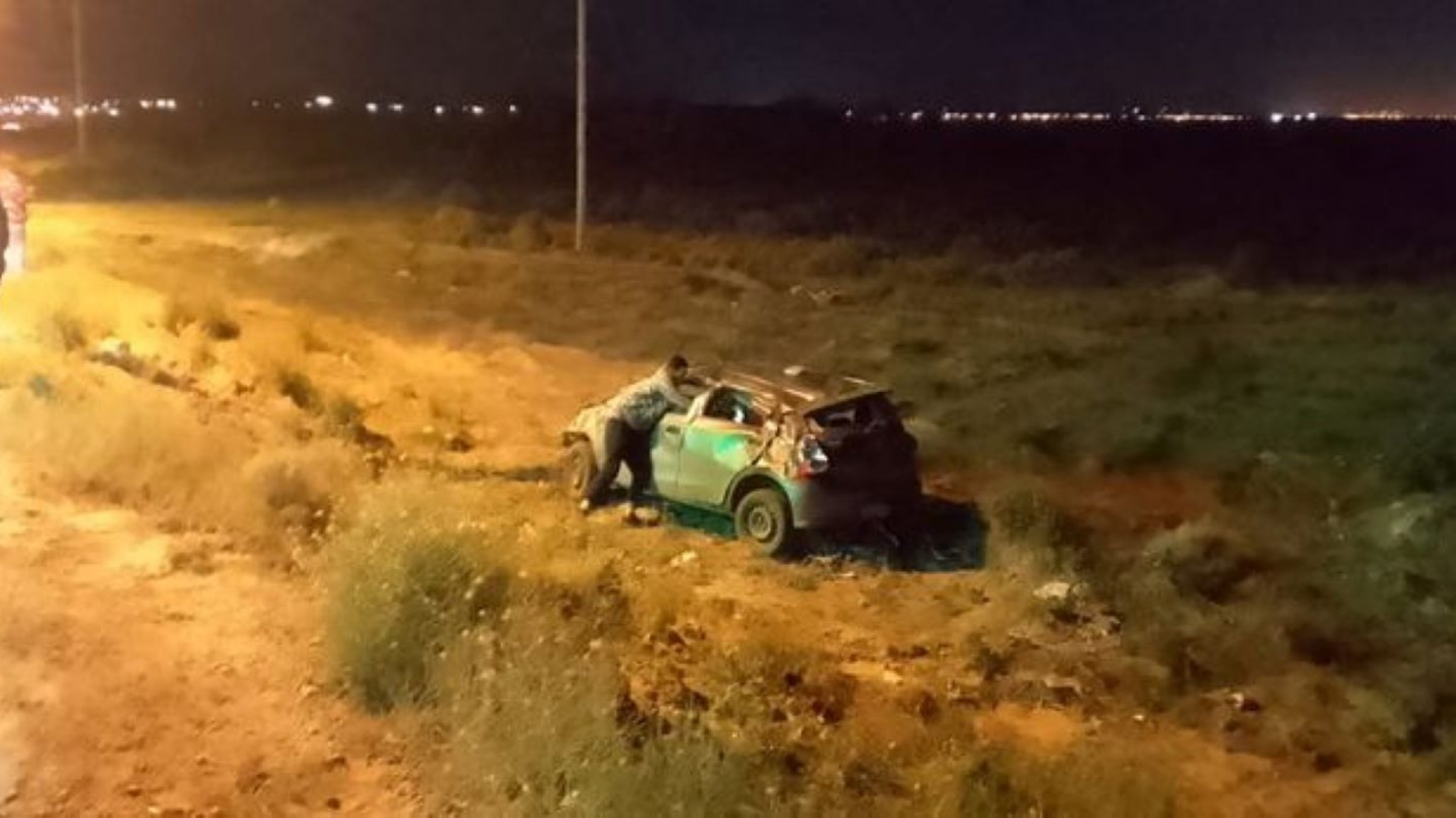 Ebrio volcó su auto y lo detuvo “el cable de un poste”