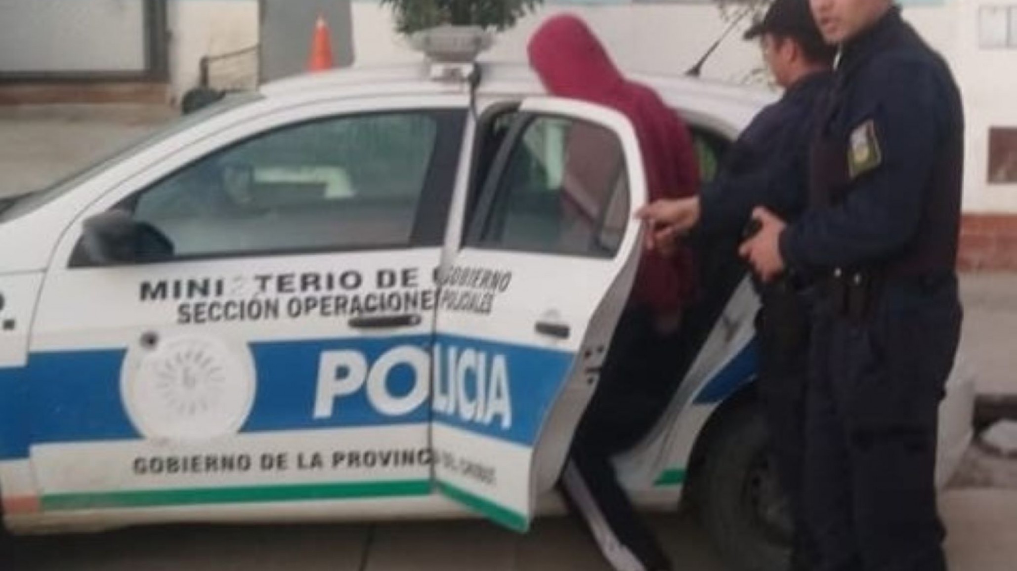 Atrapó al ladrón cuando robaba elementos de su camioneta