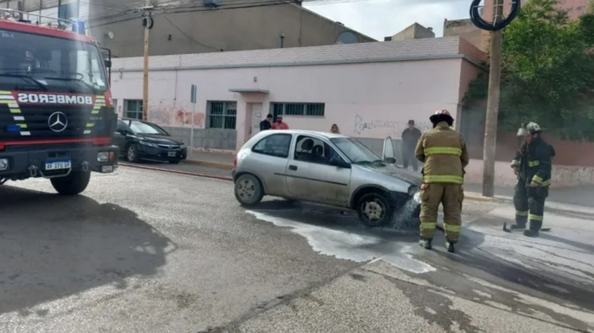 Se le incendió el auto por un desperfecto mecánico