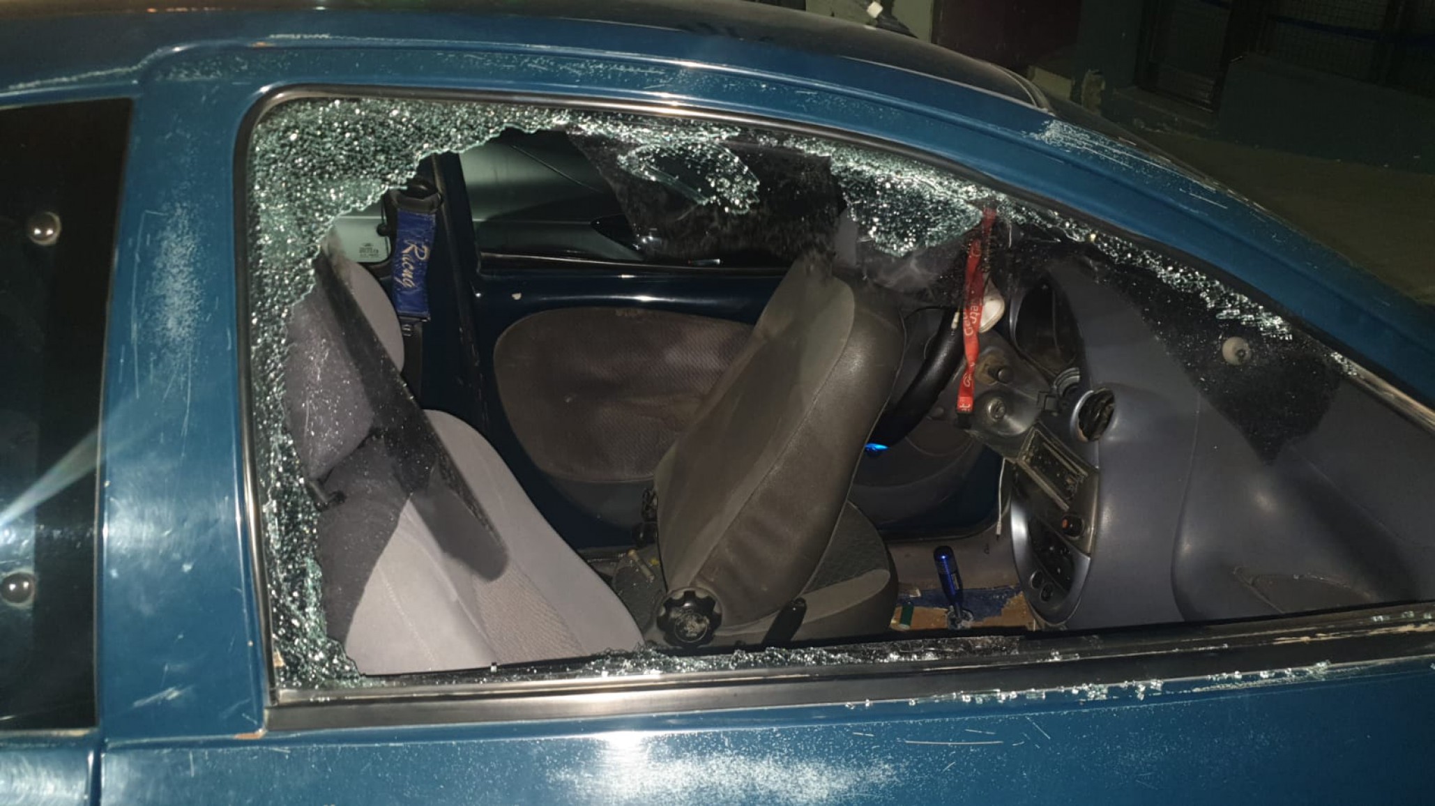 Robó elementos de un auto estacionado, se escondió y lo atraparon